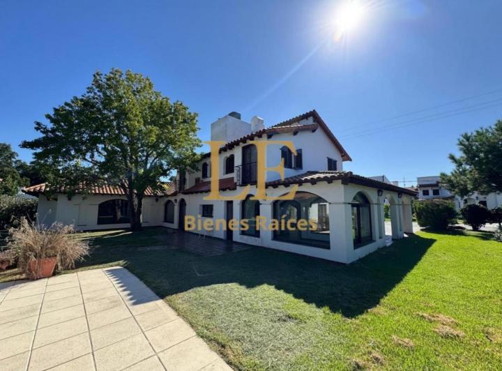 Casa · 360m² · 5 Ambientes · 5 Cocheras