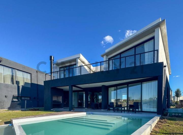 Casa · 221m² · 5 Ambientes · 4 Cocheras