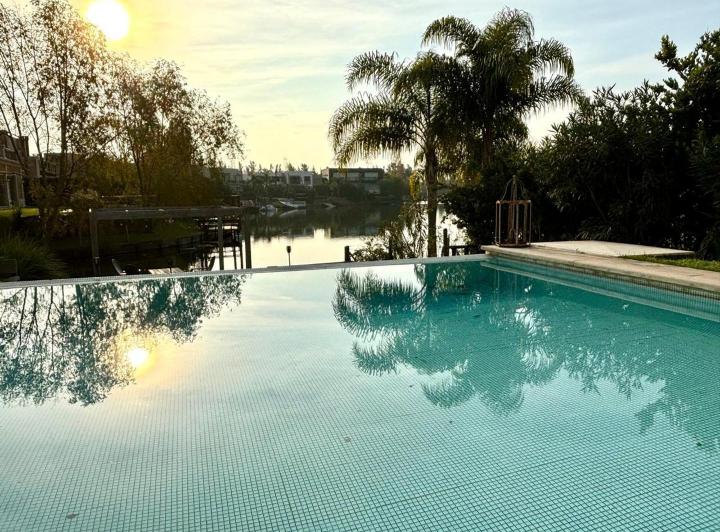 Casa · 405m² · 6 Ambientes · 4 Cocheras