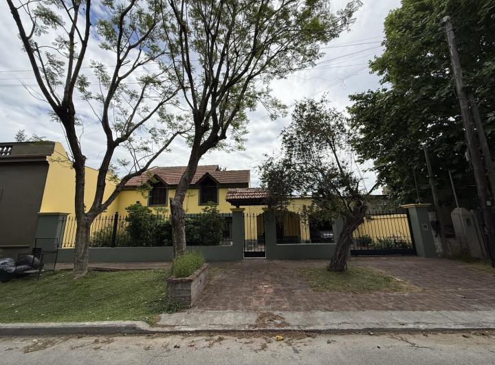 Casa · 360m² · 6 Ambientes · 2 Cocheras