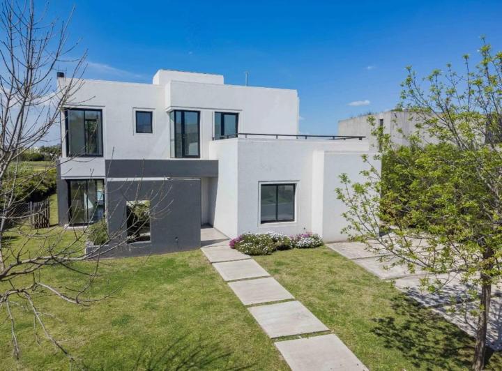 Casa · 266m² · 5 Ambientes · 3 Cocheras