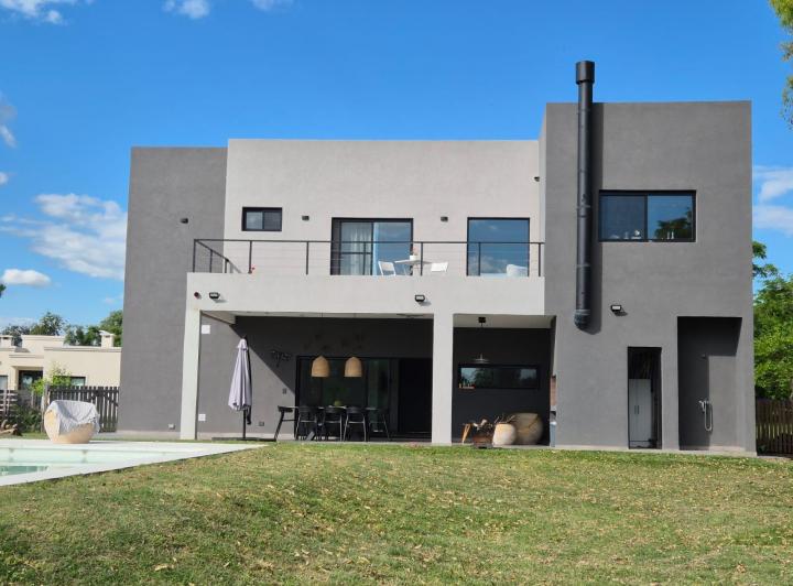 Casa · 245m² · 6 Ambientes · 2 Cocheras