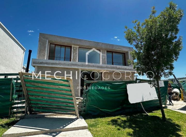 Casa · 284m² · 6 Ambientes · 3 Cocheras