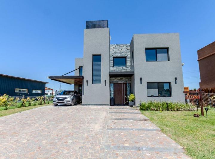 Casa · 260m² · 5 Ambientes · 2 Cocheras