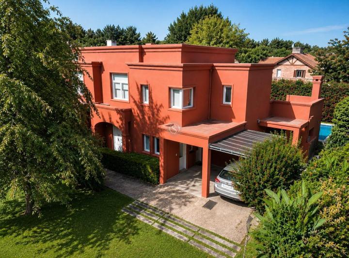 Casa · 240m² · 6 Ambientes
