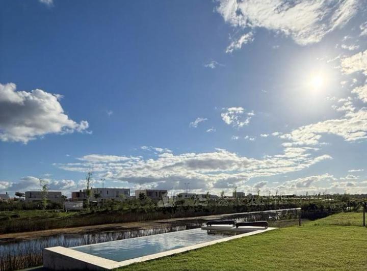 Casa · 200m² · 9 Ambientes · 2 Cocheras