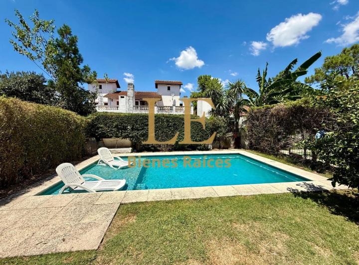 Casa · 200m² · 5 Ambientes · 3 Cocheras