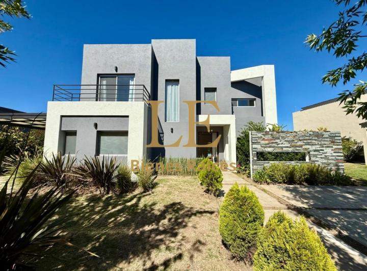 Casa · 216m² · 5 Ambientes · 4 Cocheras