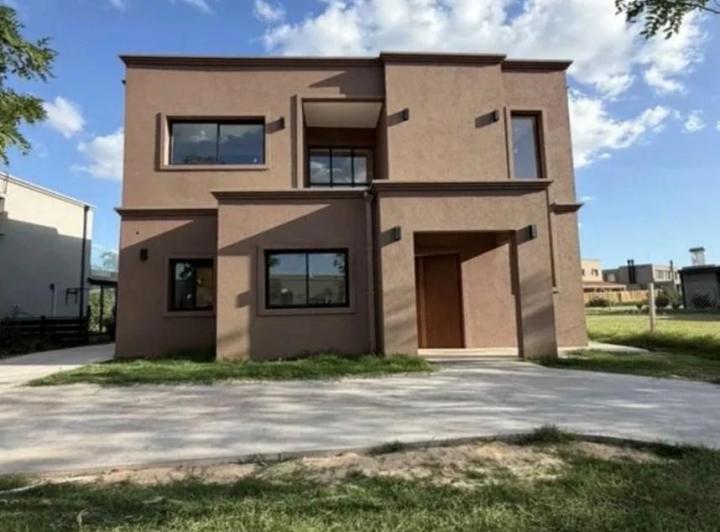 Casa · 200m² · 5 Ambientes · 1 Cochera