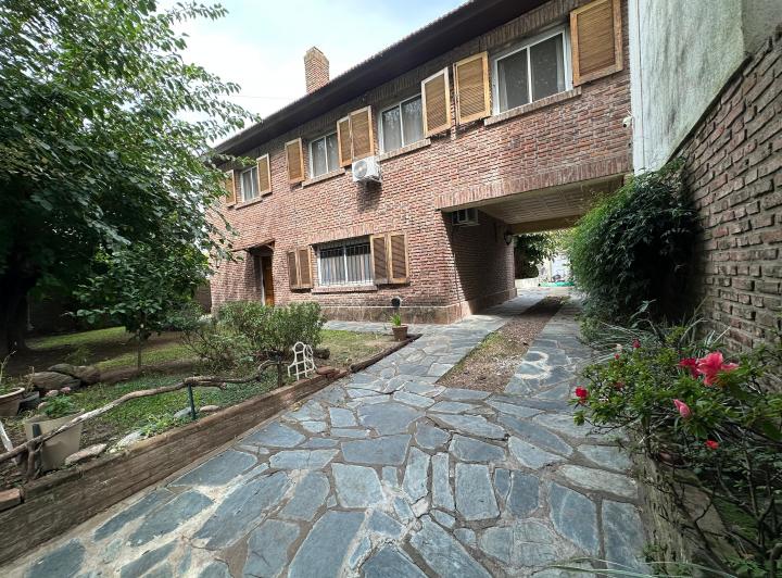 Casa · 213m² · 9 Ambientes · 2 Cocheras