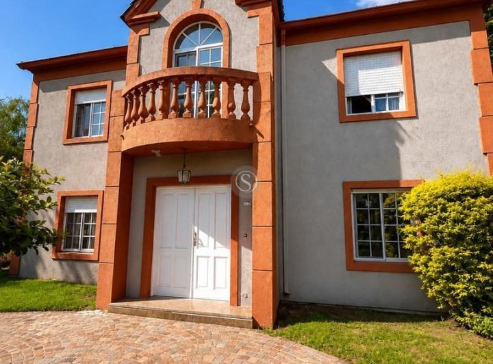 Casa · 200m² · 5 Ambientes · 2 Cocheras