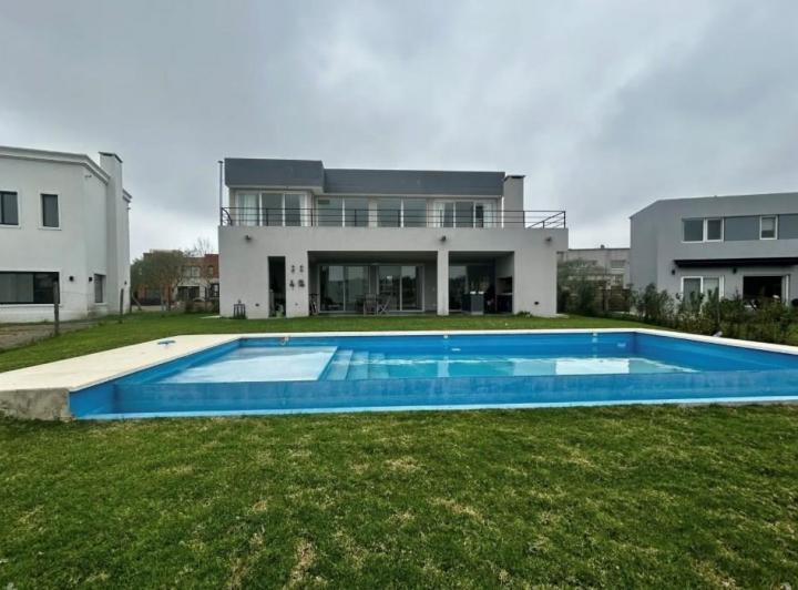 Casa · 280m² · 5 Ambientes · 1 Cochera