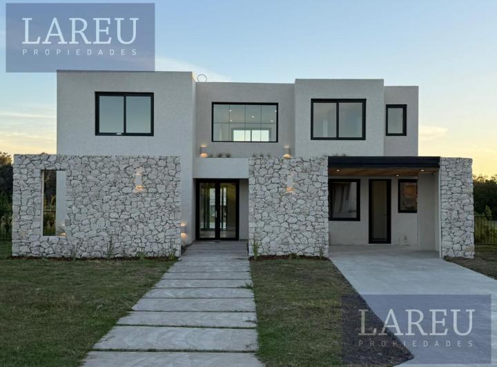 Casa · 244m² · 6 Ambientes · 4 Cocheras
