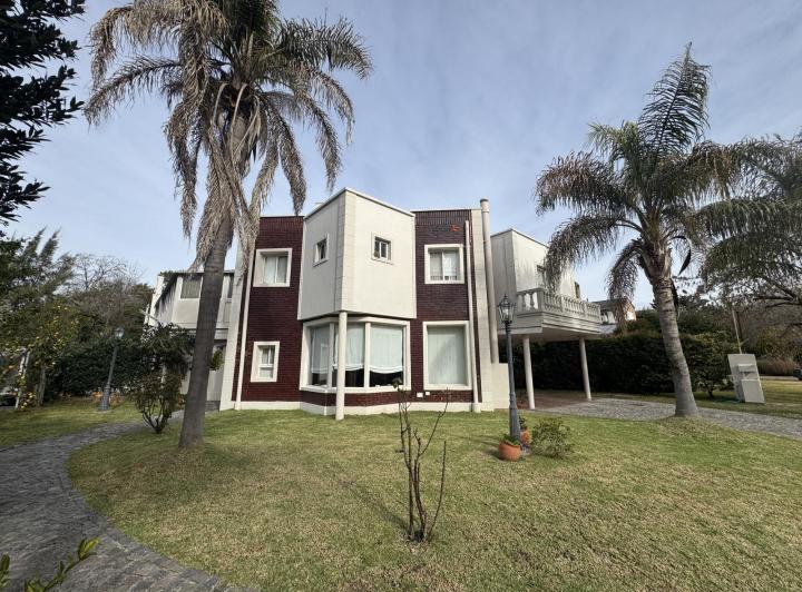 Casa · 800m² · 9 Ambientes · 2 Cocheras