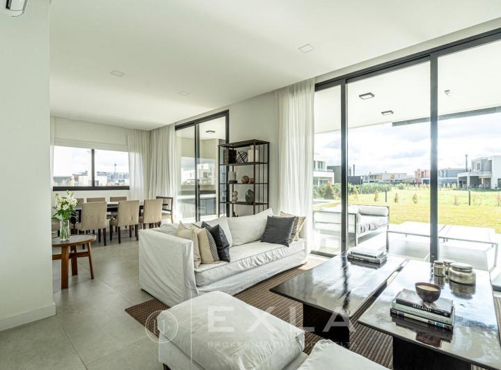 Casa · 243m² · 6 Ambientes