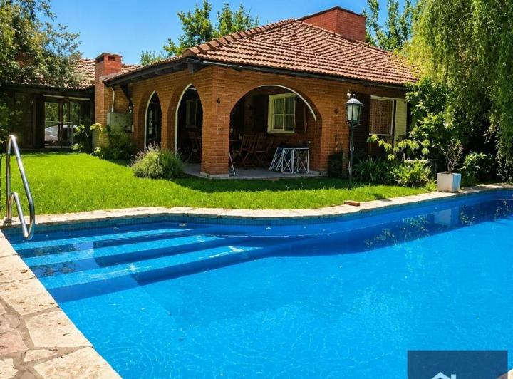 Casa · 156m² · 5 Ambientes · 4 Cocheras