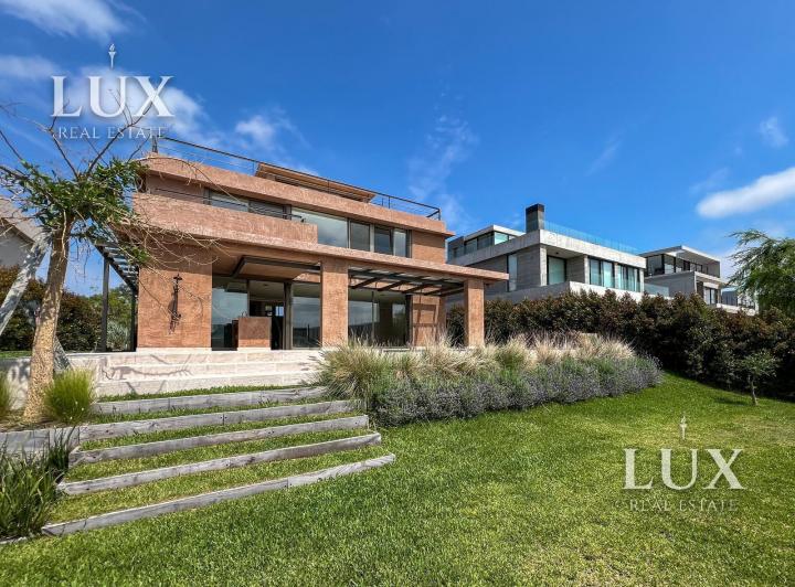 Casa · 360m² · 6 Ambientes · 4 Cocheras
