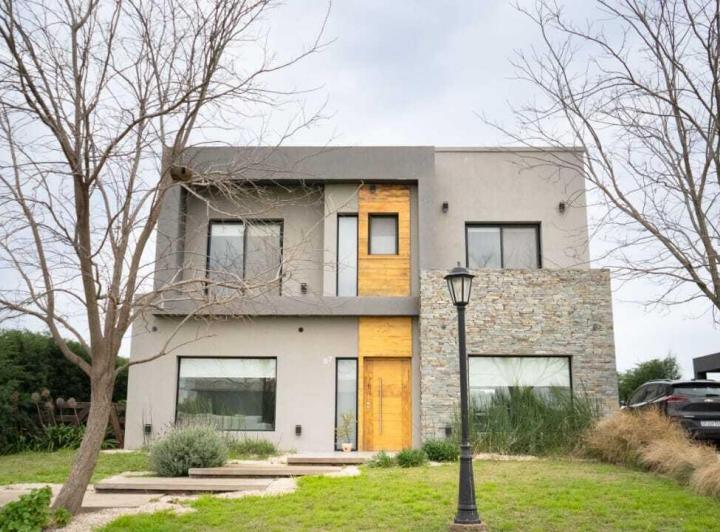 Casa · 178m² · 5 Ambientes · 5 Cocheras