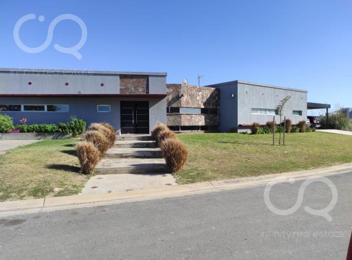 Casa · 176m² · 5 Ambientes · 2 Cocheras