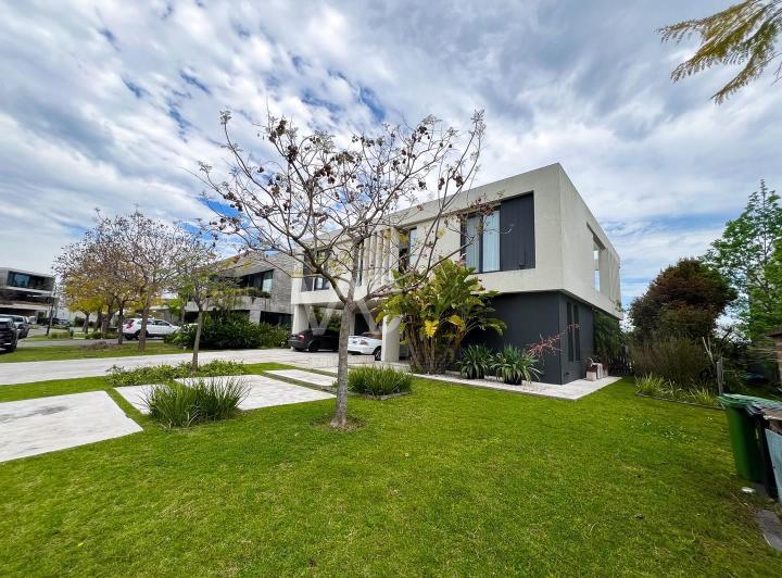 Casa · 530m² · 6 Ambientes · 4 Cocheras