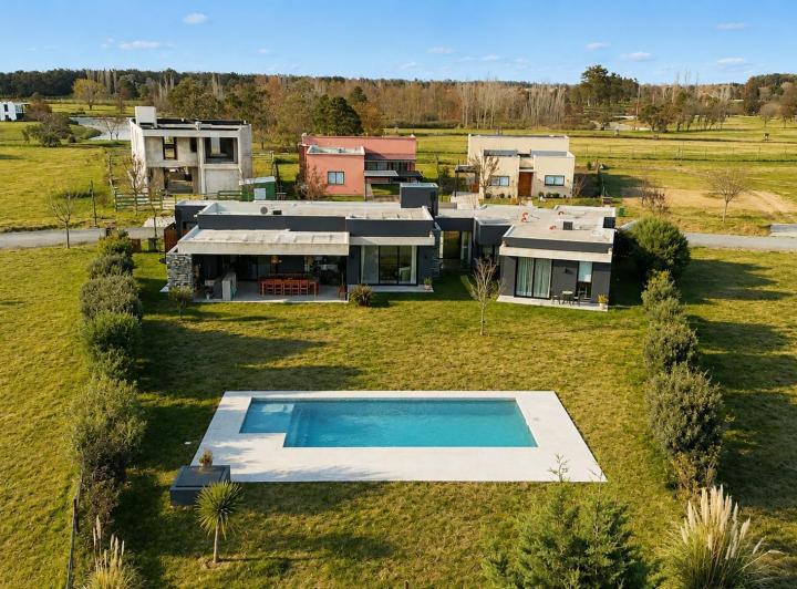 Casa · 208m² · 5 Ambientes · 2 Cocheras