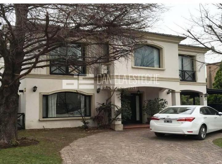 Casa · 300m² · 6 Ambientes · 2 Cocheras