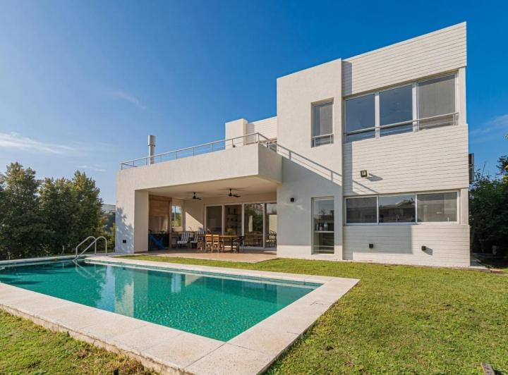 Casa · 261m² · 4 Dormitorios · 2 Cocheras