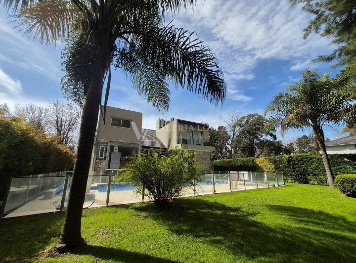 Casa · 300m² · 6 Ambientes · 3 Cocheras