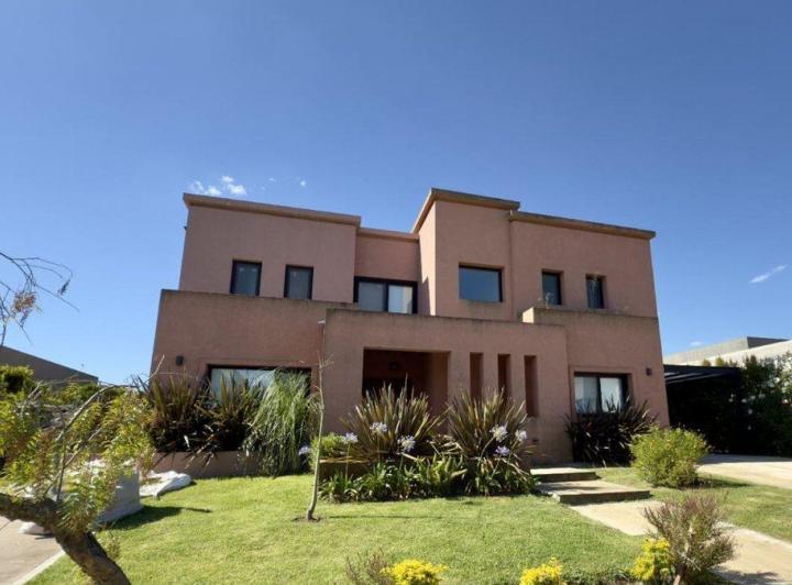 Casa · 250m² · 7 Ambientes · 2 Cocheras