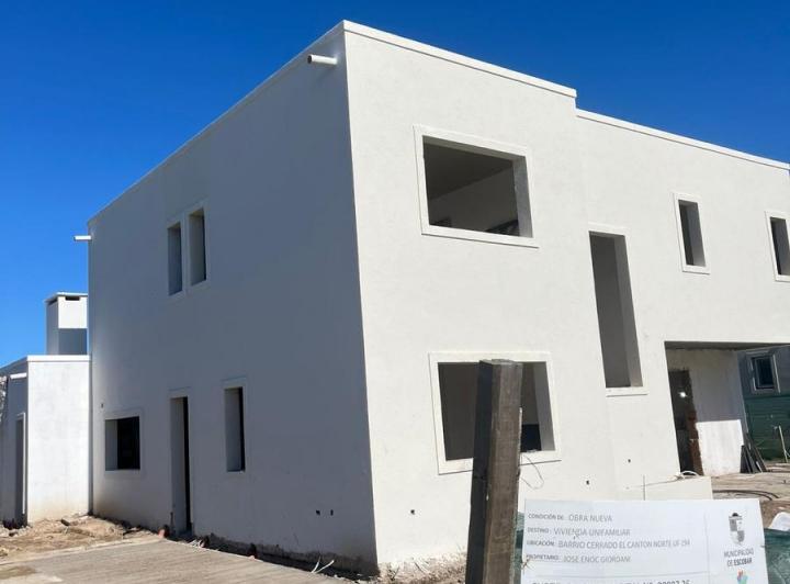 Casa · 300m² · 6 Ambientes · 4 Cocheras