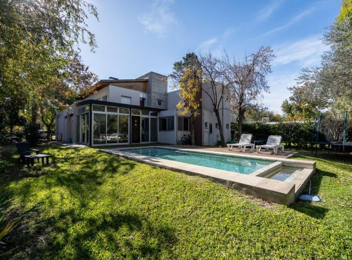 Casa · 250m² · 5 Ambientes · 3 Cocheras