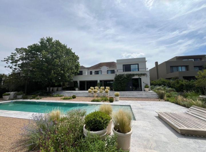 Casa · 600m² · 7 Ambientes · 2 Cocheras