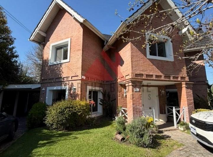 Casa · 12770m² · 5 Ambientes · 1 Cochera