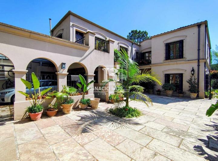 Casa · 312m² · 7 Ambientes · 2 Cocheras