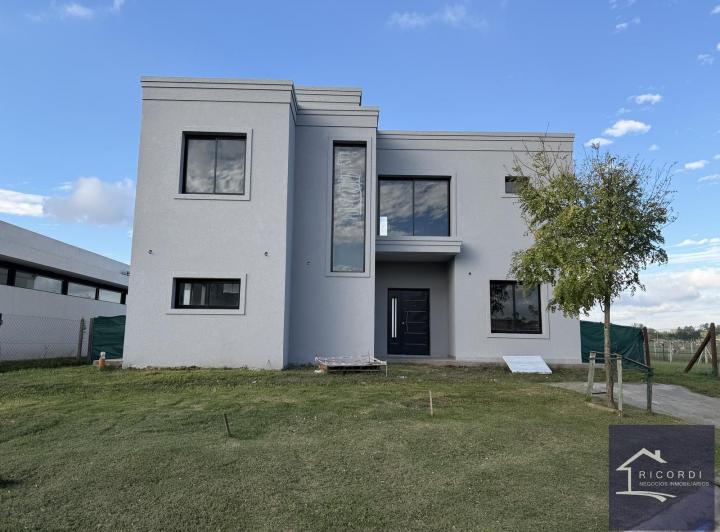 Casa · 160m² · 5 Ambientes · 2 Cocheras