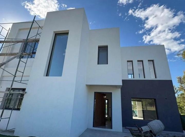 Casa · 177m² · 5 Ambientes · 2 Cocheras