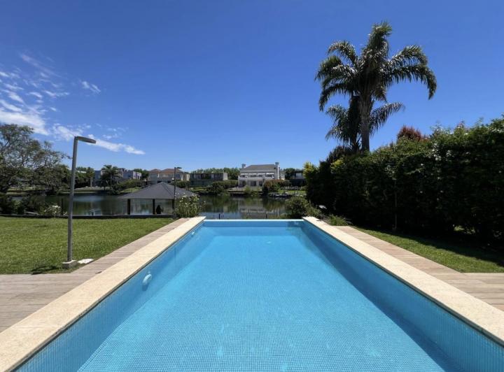 Casa · 790m² · 7 Ambientes · 3 Cocheras