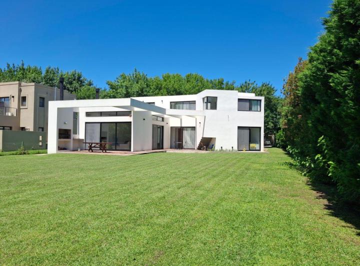 Casa · 189m² · 6 Ambientes · 3 Cocheras