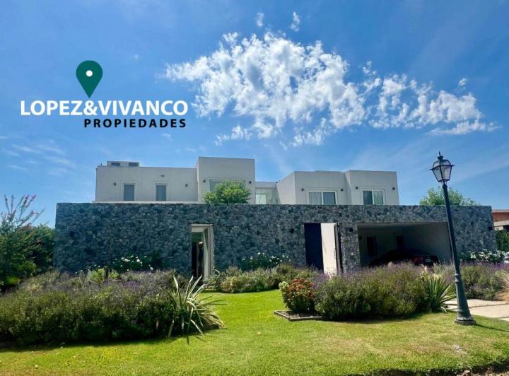 Casa · 485m² · 7 Ambientes · 2 Cocheras