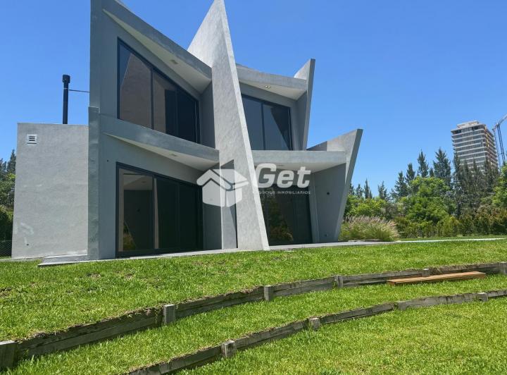 Casa · 428m² · 6 Ambientes · 2 Cocheras