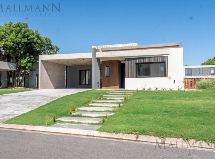 Casa · 228m² · 6 Ambientes · 2 Cocheras