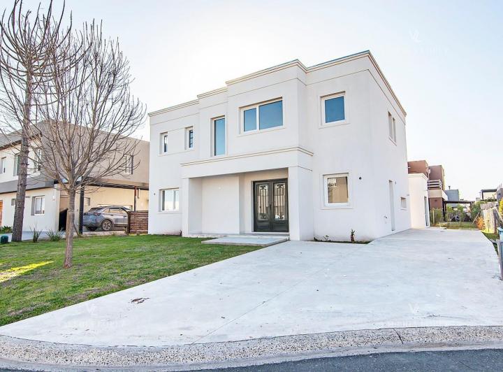 Casa · 203m² · 6 Ambientes · 2 Cocheras