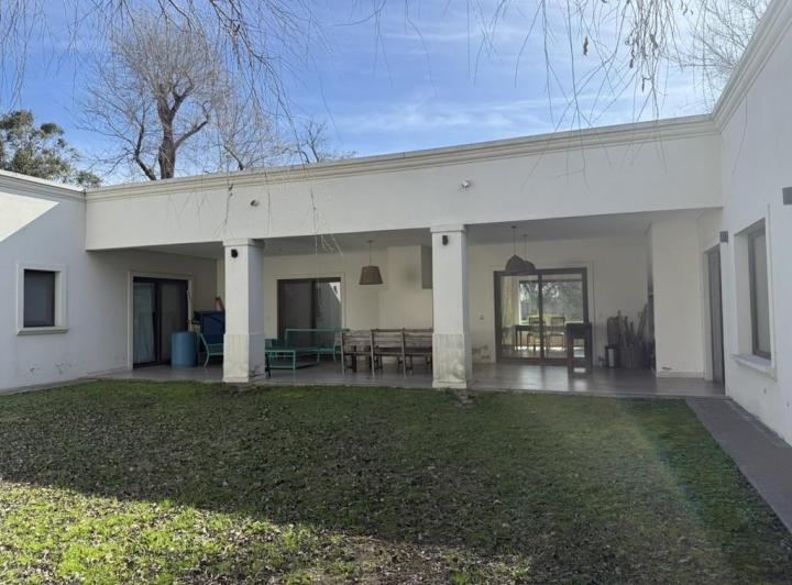 Casa · 298m² · 6 Ambientes · 1 Cochera