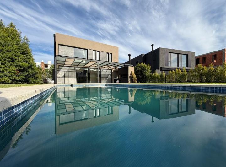 Casa · 202m² · 5 Ambientes · 2 Cocheras