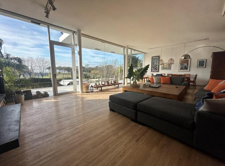 Casa · 650m² · 5 Ambientes · 3 Cocheras
