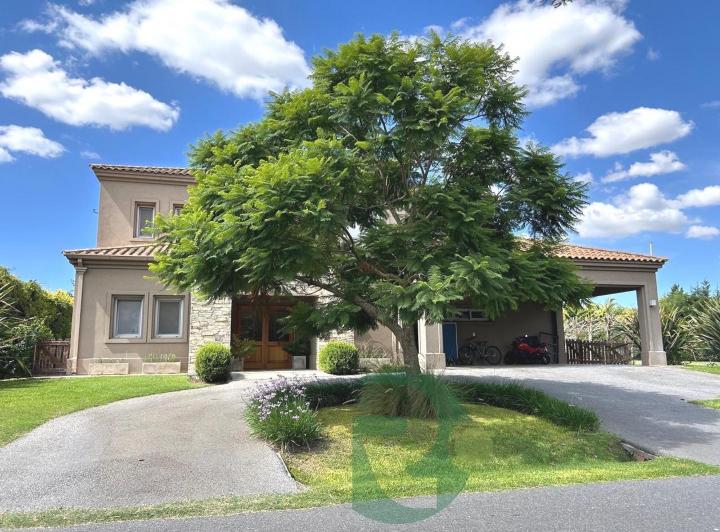 Casa · 342m² · 5 Ambientes · 6 Cocheras