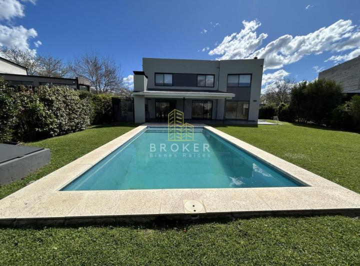 Casa · 250m² · 6 Ambientes · 1 Cochera