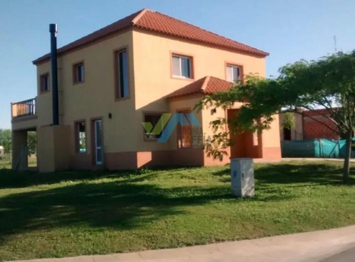Casa · 216m² · 5 Ambientes · 2 Cocheras