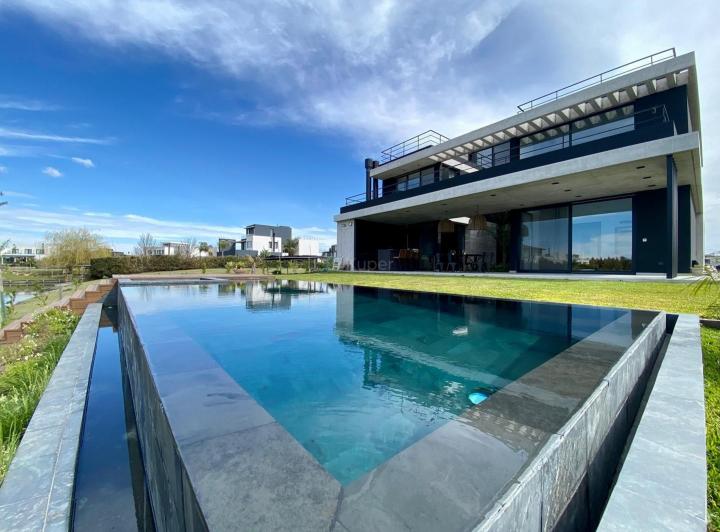 Casa · 432m² · 8 Ambientes · 1 Cochera