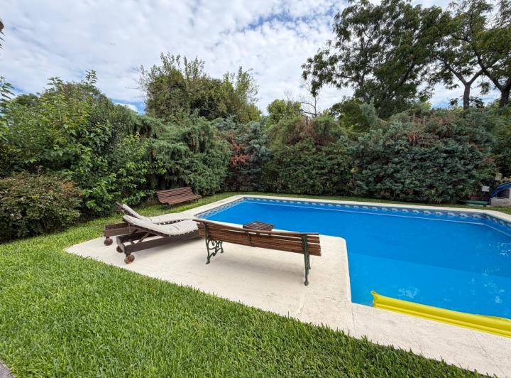 Casa · 240m² · 7 Ambientes · 3 Cocheras